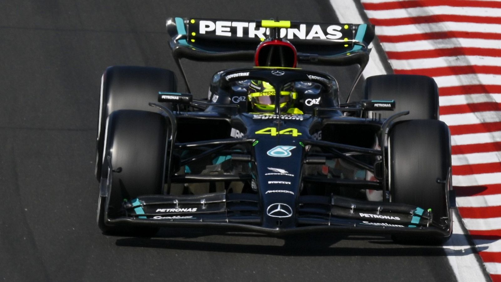 Hamilton le roba la pole a Verstappen con Alonso octavo y Sainz undécimo