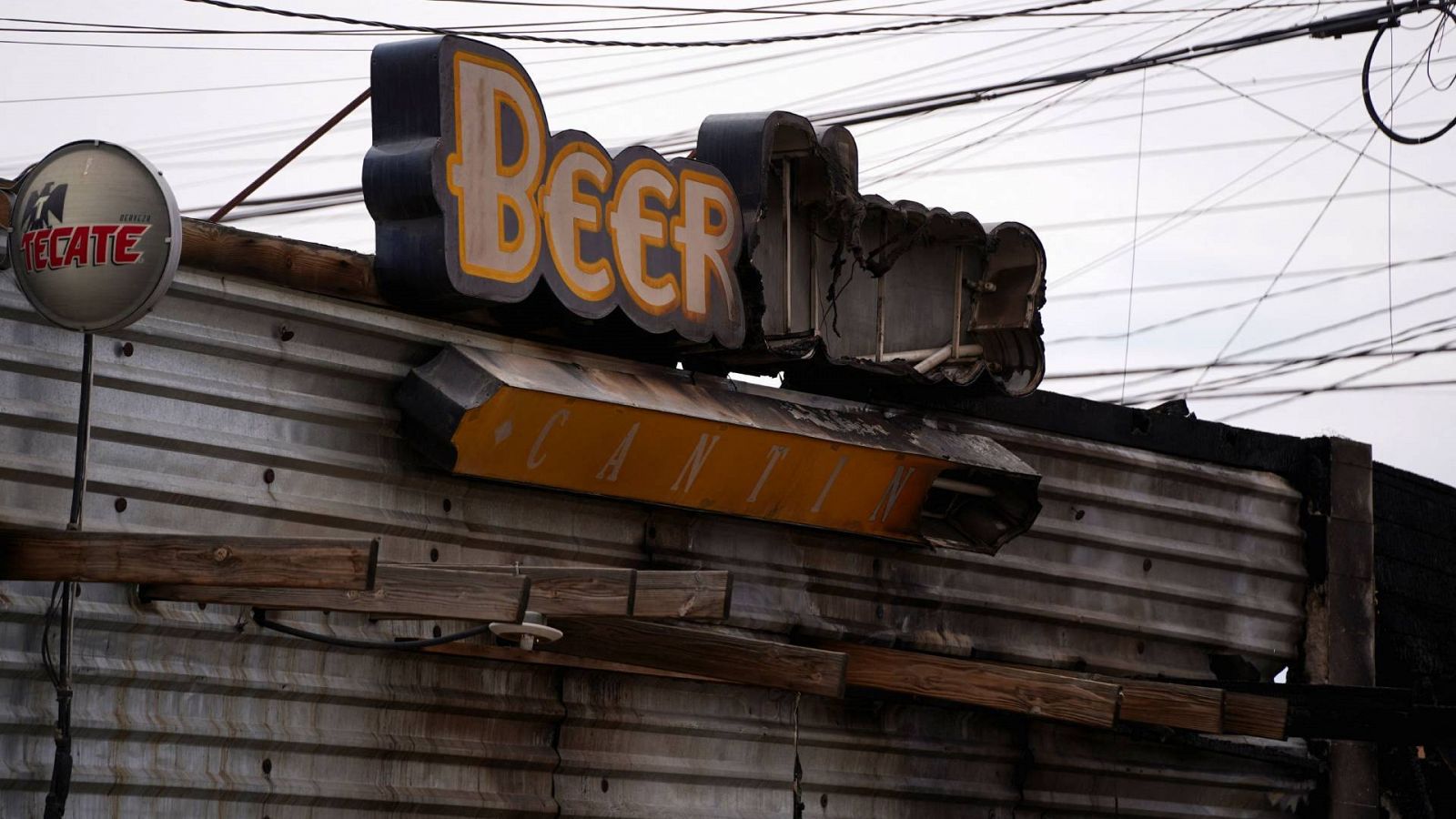 Una imagen del bar Beer House Cantina horas después del incendio.