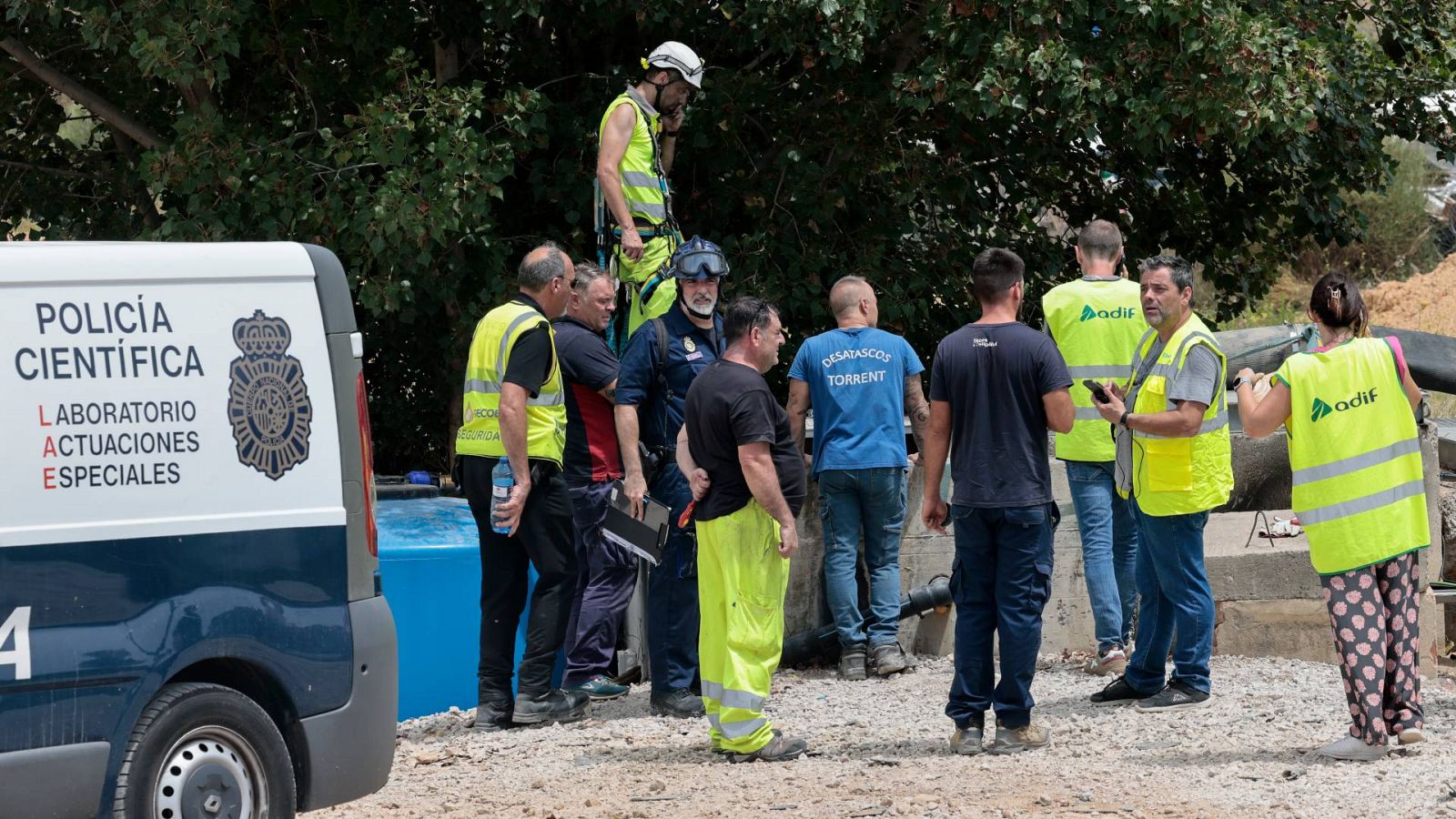 Personal de Adif, operarios y agentes de la Policía Nacional trabajando para solucionar los incidentes en Valencia