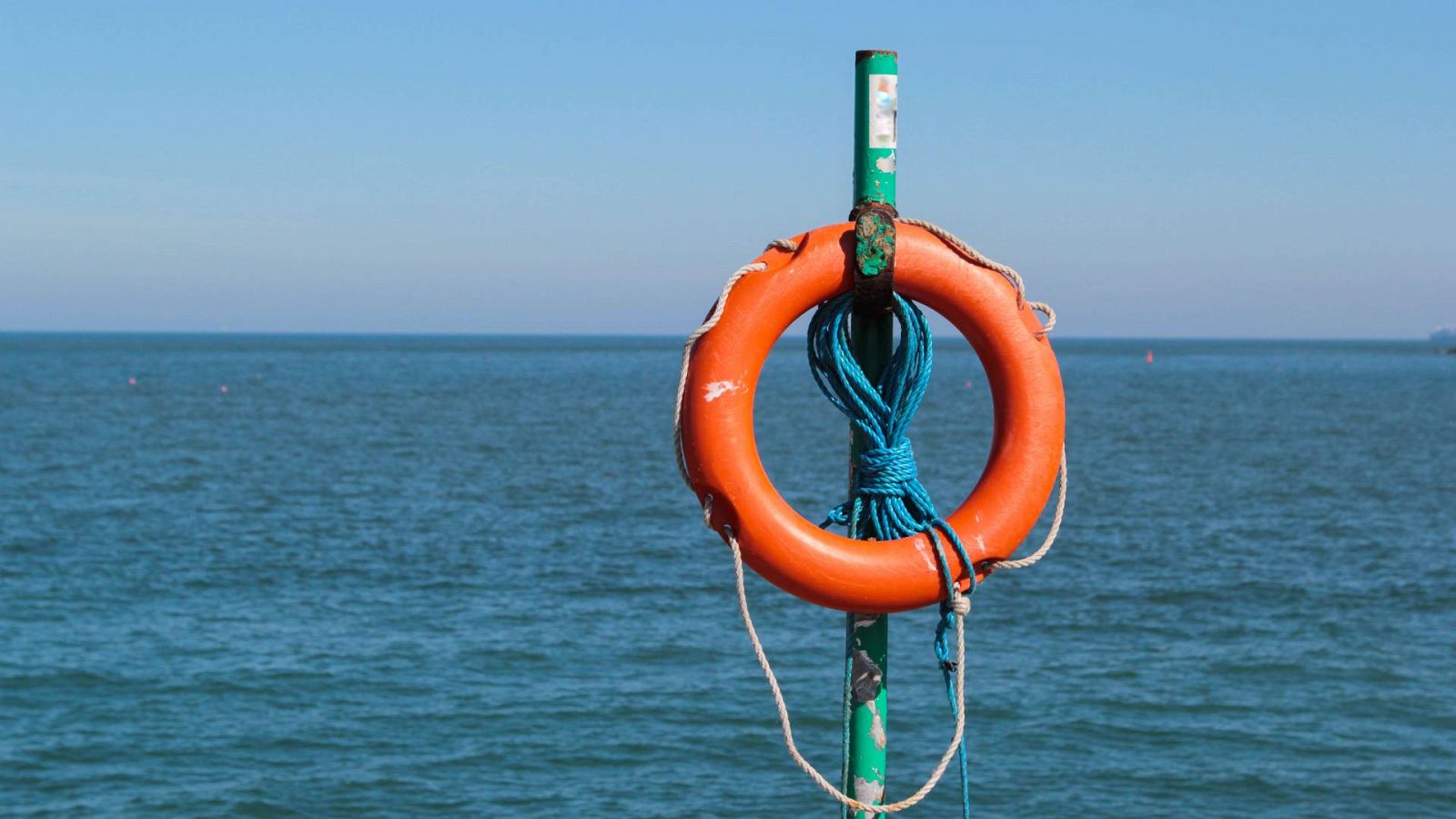 Un salvavidas cercano al mar