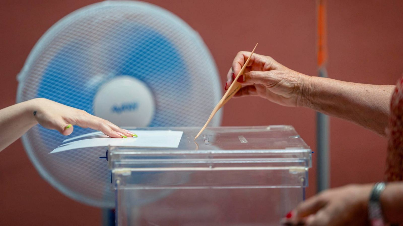 Voto CERA en las elecciones generales: una persona depositando su voto