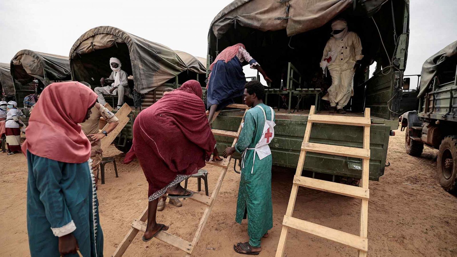 Una familia sudanesa huye del conflicto de Geneina, en la región de Darfur, en Sudán.