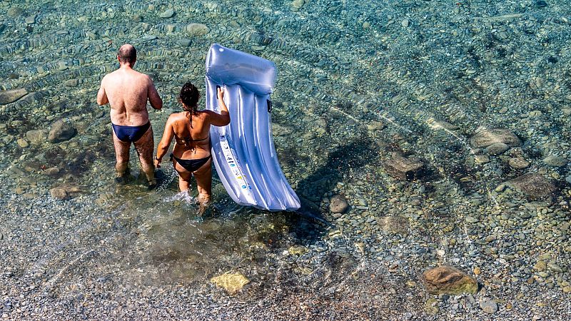 Bañistas en la cala de S'Algar en Andratx, este julio