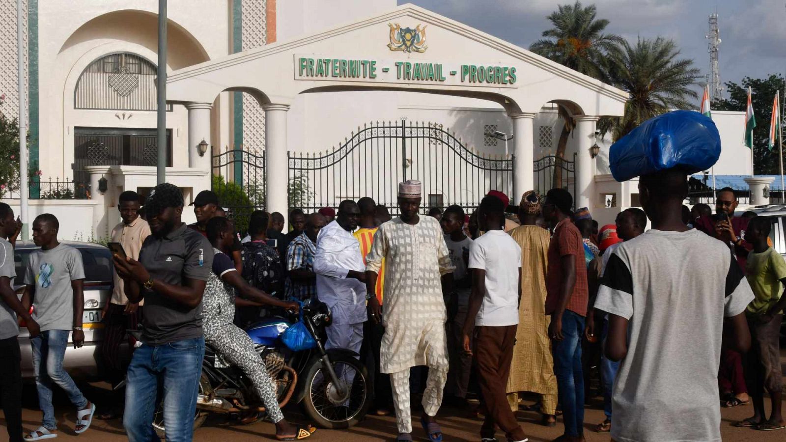 Manifestantes protestan por la detención del presidente nigerino Mohamed Bazoum por la Guardia Presidencial en Niamey.