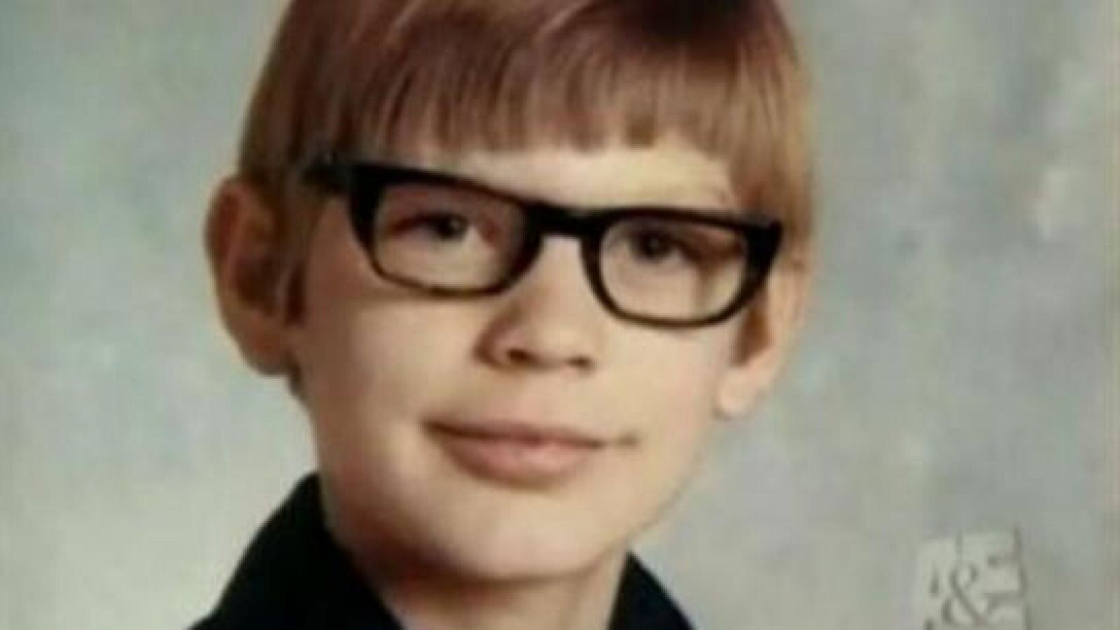 Foto de Jeffrey Dahmer de niño en una especie de anuario