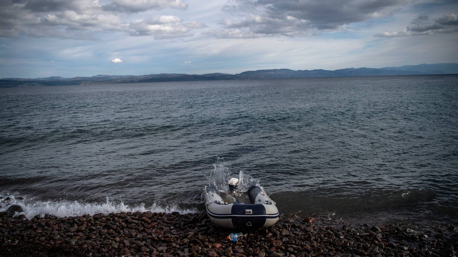 Una lancha frente a una playa de la isla griega de Lesbos en 2020