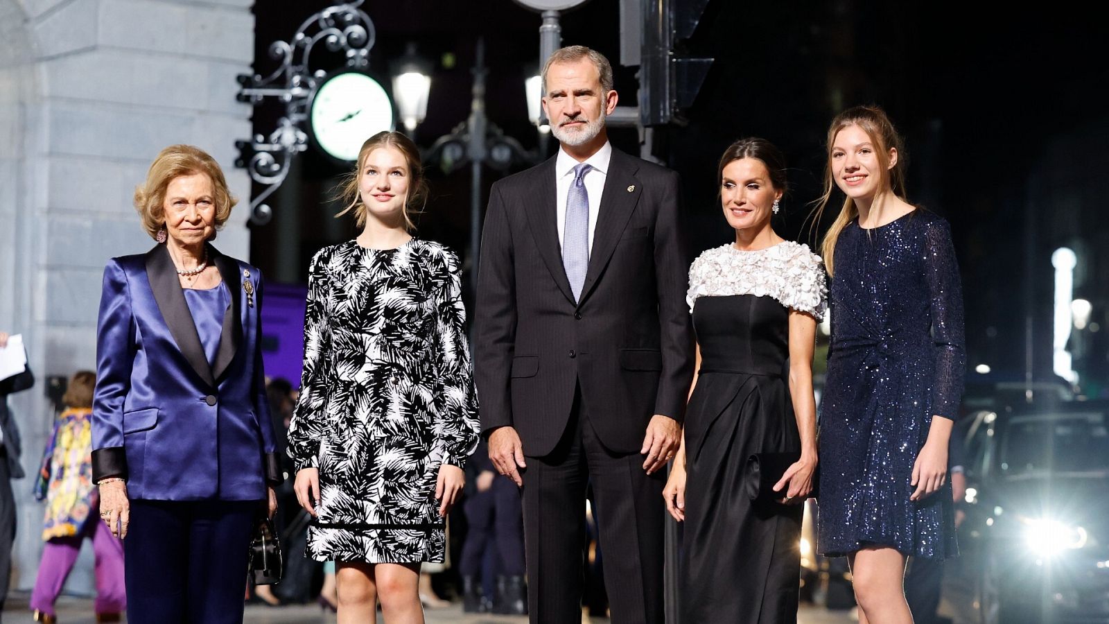 La princesa Leonor, los reyes Felipe VI y Letizia, la infanta Sofía y la reina Sofía  tras la ceremonia de los Premios Princesa de Asturias 2022.