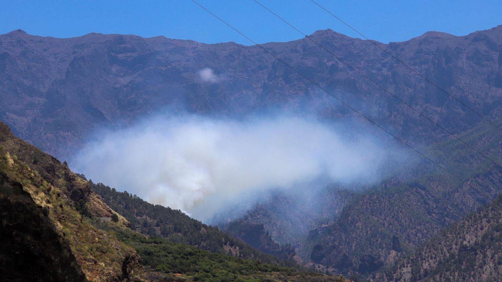 Los equipos de extinción trabajan en una reactivación del incendio forestal en la Caldera de Taburiente