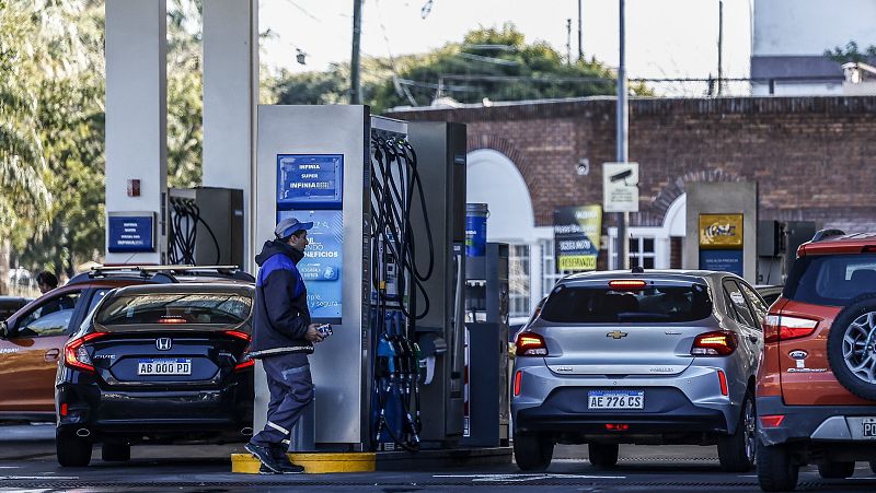 Vehículos repostando en una gasolinera
