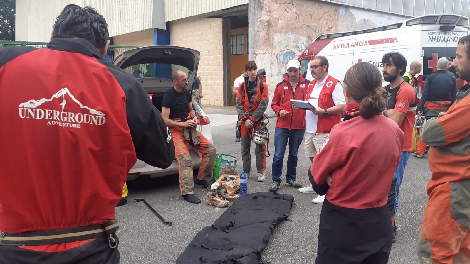 Miembros del dispositivo de rescate del espeleólogo francés fallecido en una cueva de Soba