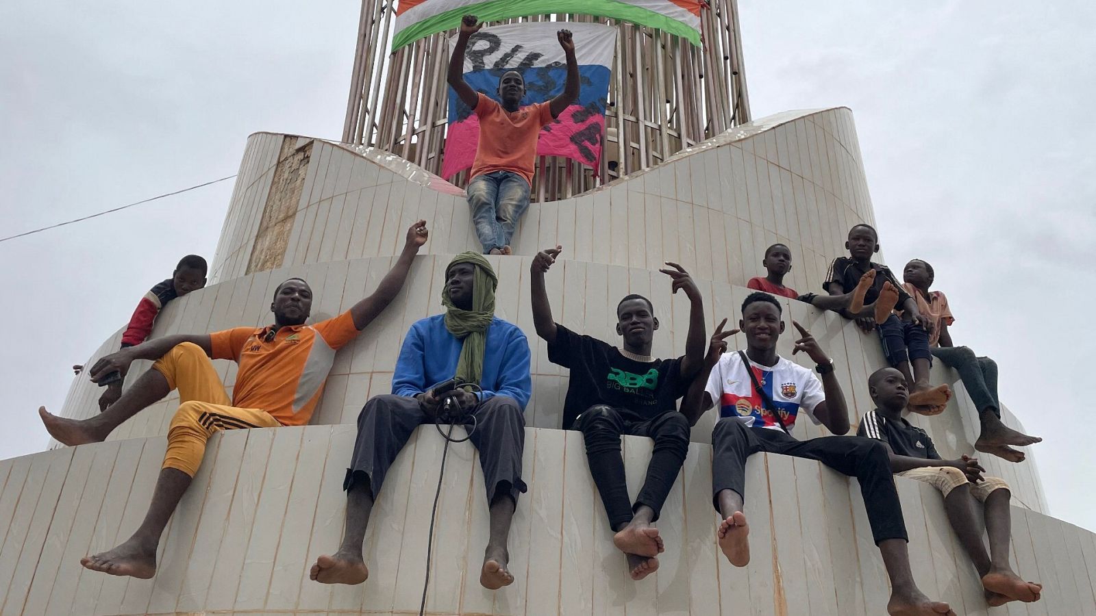 Partidarios de las fuerzas de seguridad y defensa de Níger se reúnen en una manifestación frente a la Asamblea Nacional de Niamey