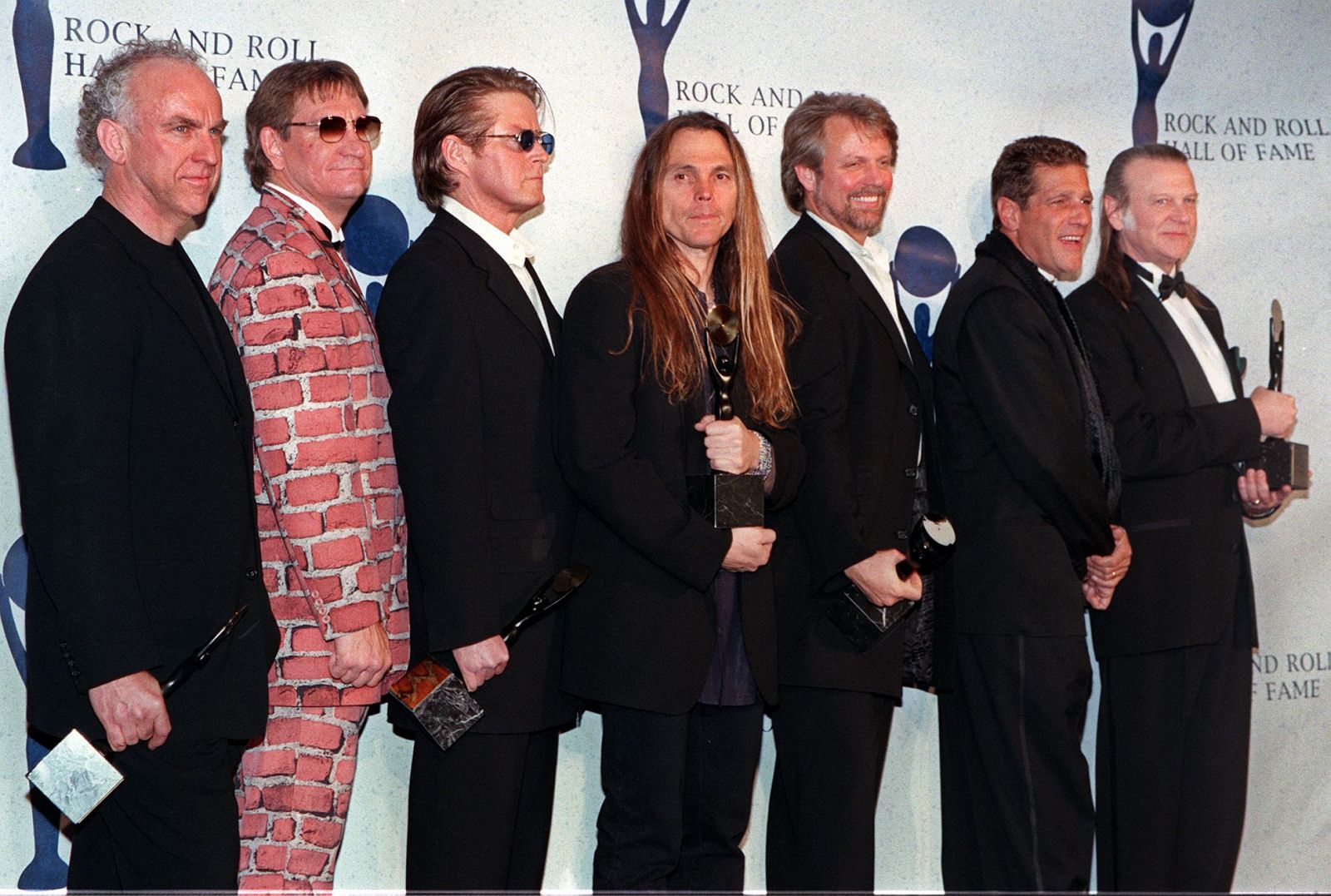 Randy Meisner (primero por la derecha) junto a sus compañeros de The Eagles en 1998