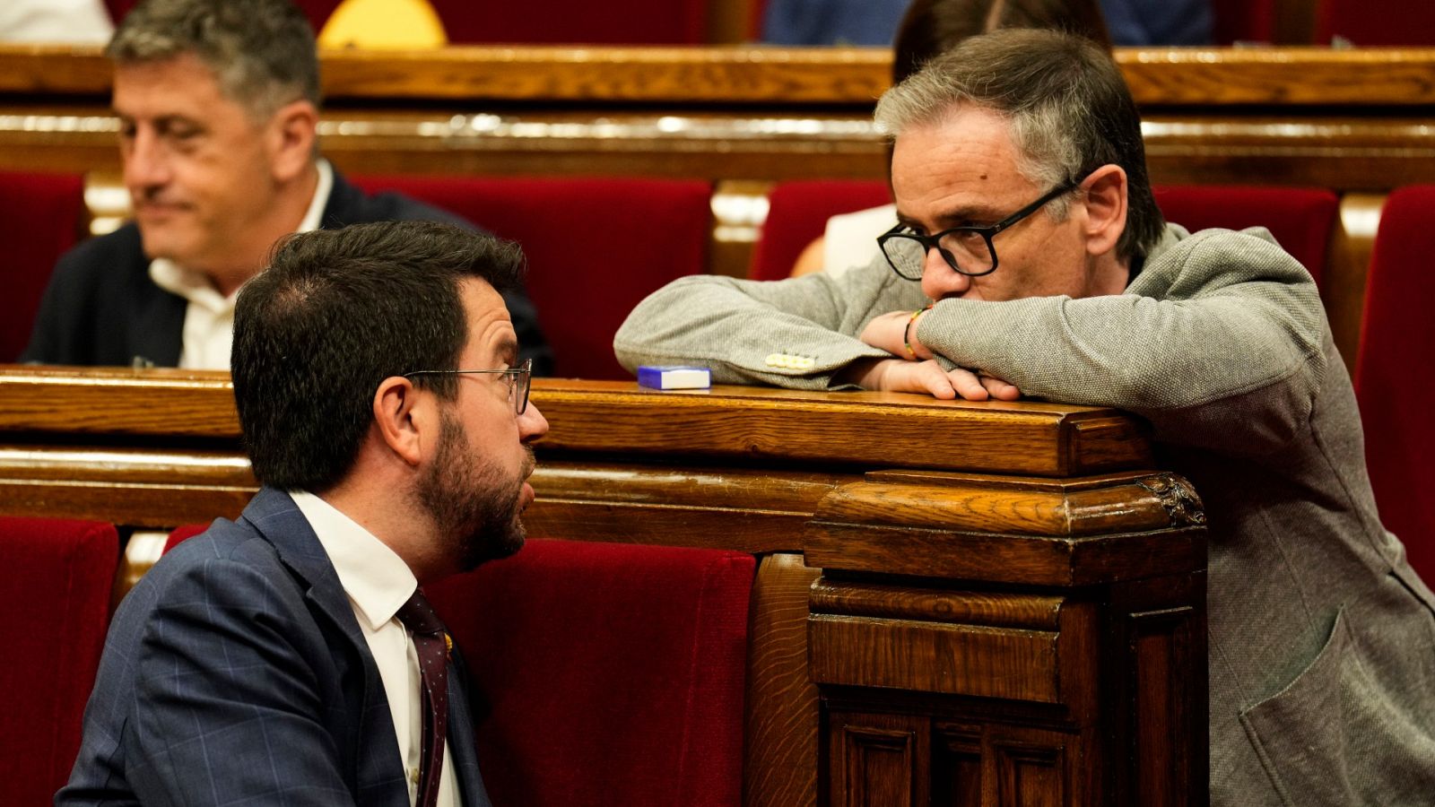 Pere Aragonès conversa con el portavoz de ERC, Josep María Jové (d)