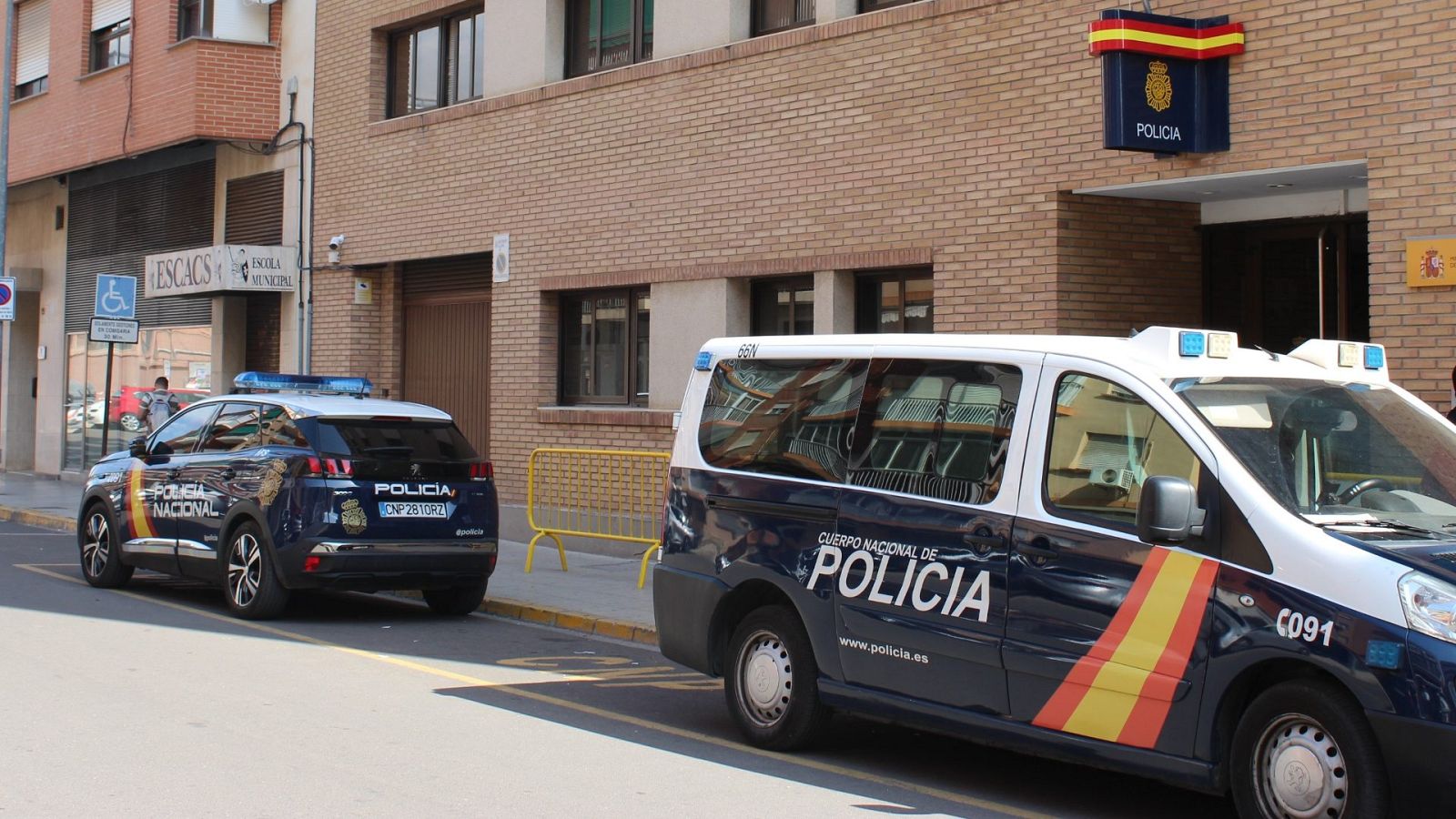 Dos vehículos de la Policía Nacional en una comisaría