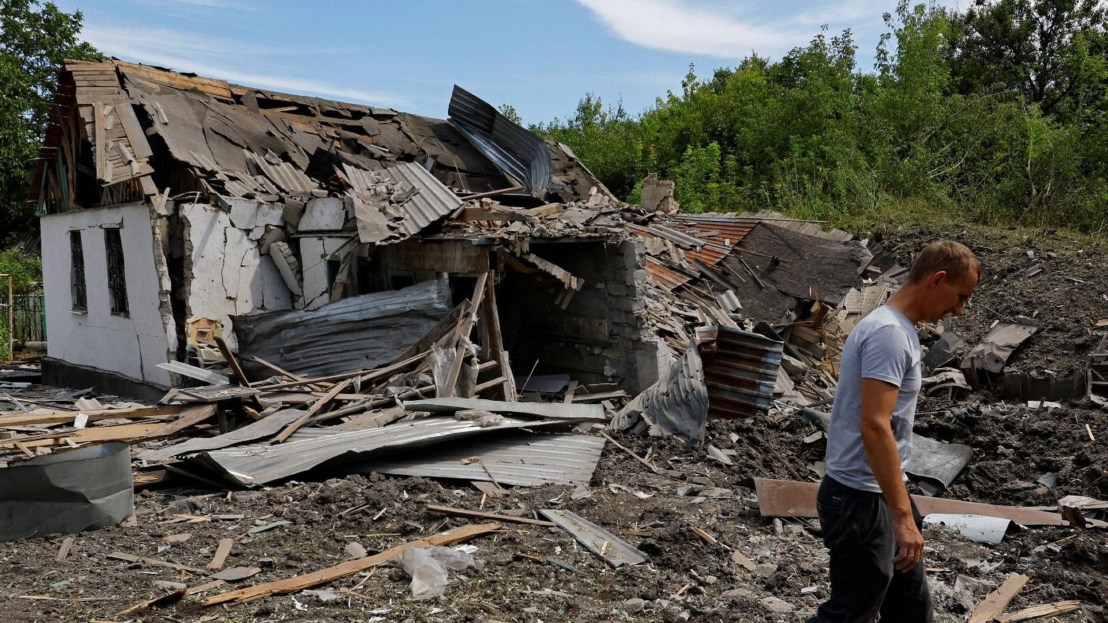 Un hombre camina entre los restos de una explosión en Donetsk