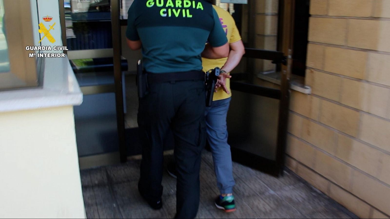 La Guardia Civil detiende a los investigados por estafar a personas mediante mensajes de móvil fraudulentos