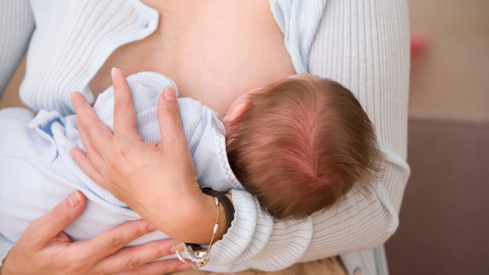 Una mujer da el pecho a un bebé en una imagen de archivo