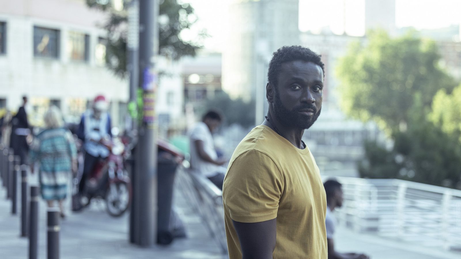 Malcolm Treviño-Sitté interpreta al vital y carismático Mahamoud Touré, un detective atípico