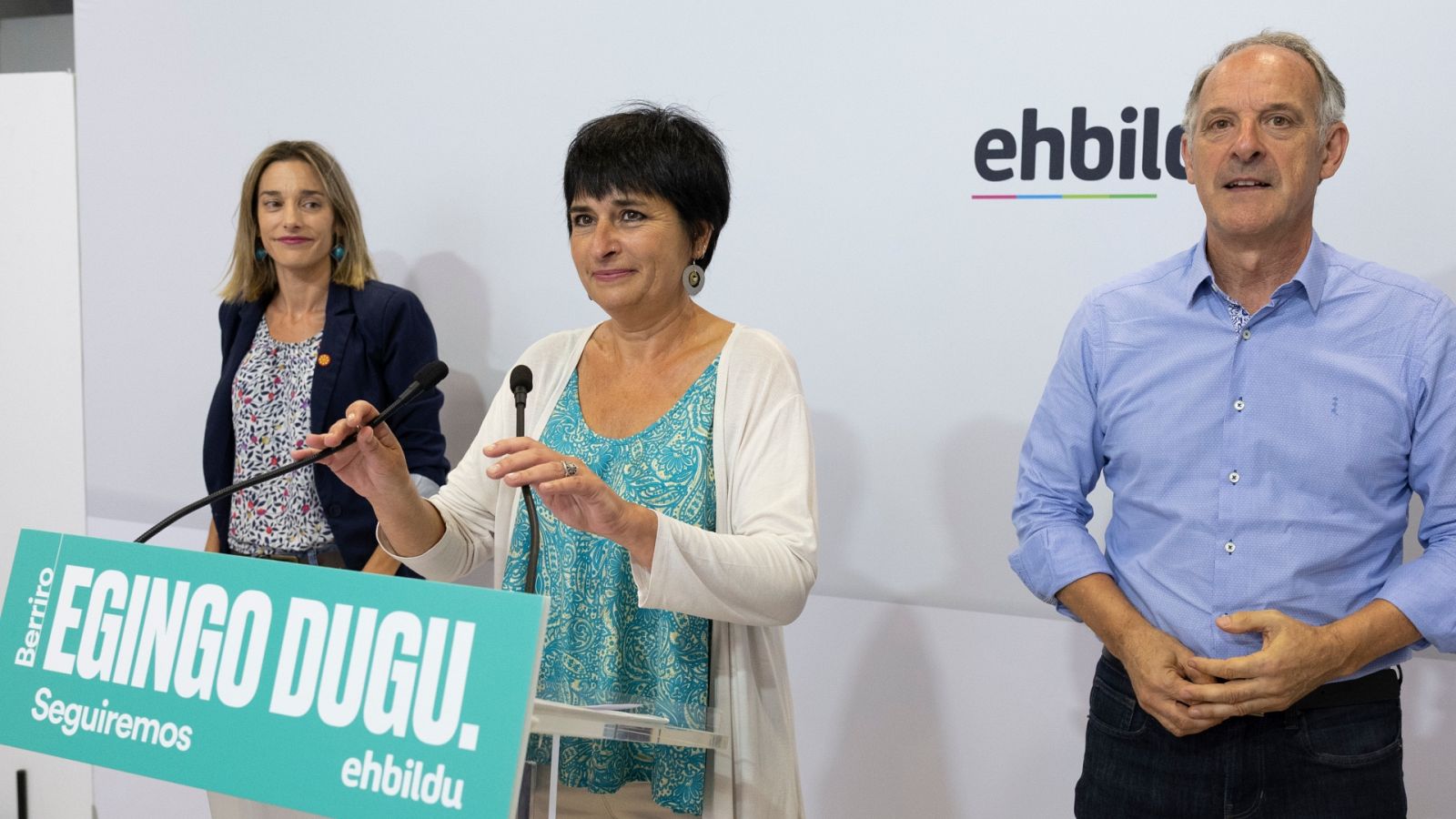 La portavoz de EH Bildu, Laura Aznal (c), durante la rueda de prensa