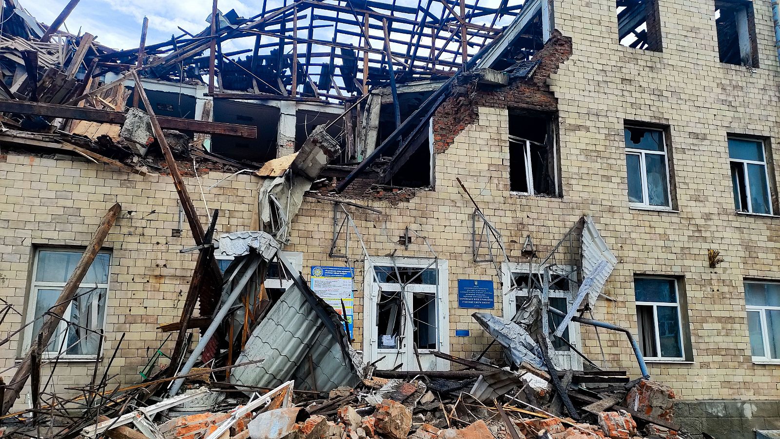 Imagen de la institución de formación profesional de la ciudad ucraniana de Járkov, al noroeste del país, este martes tras ser destruida anoche en un ataque nocturno con drones rusos