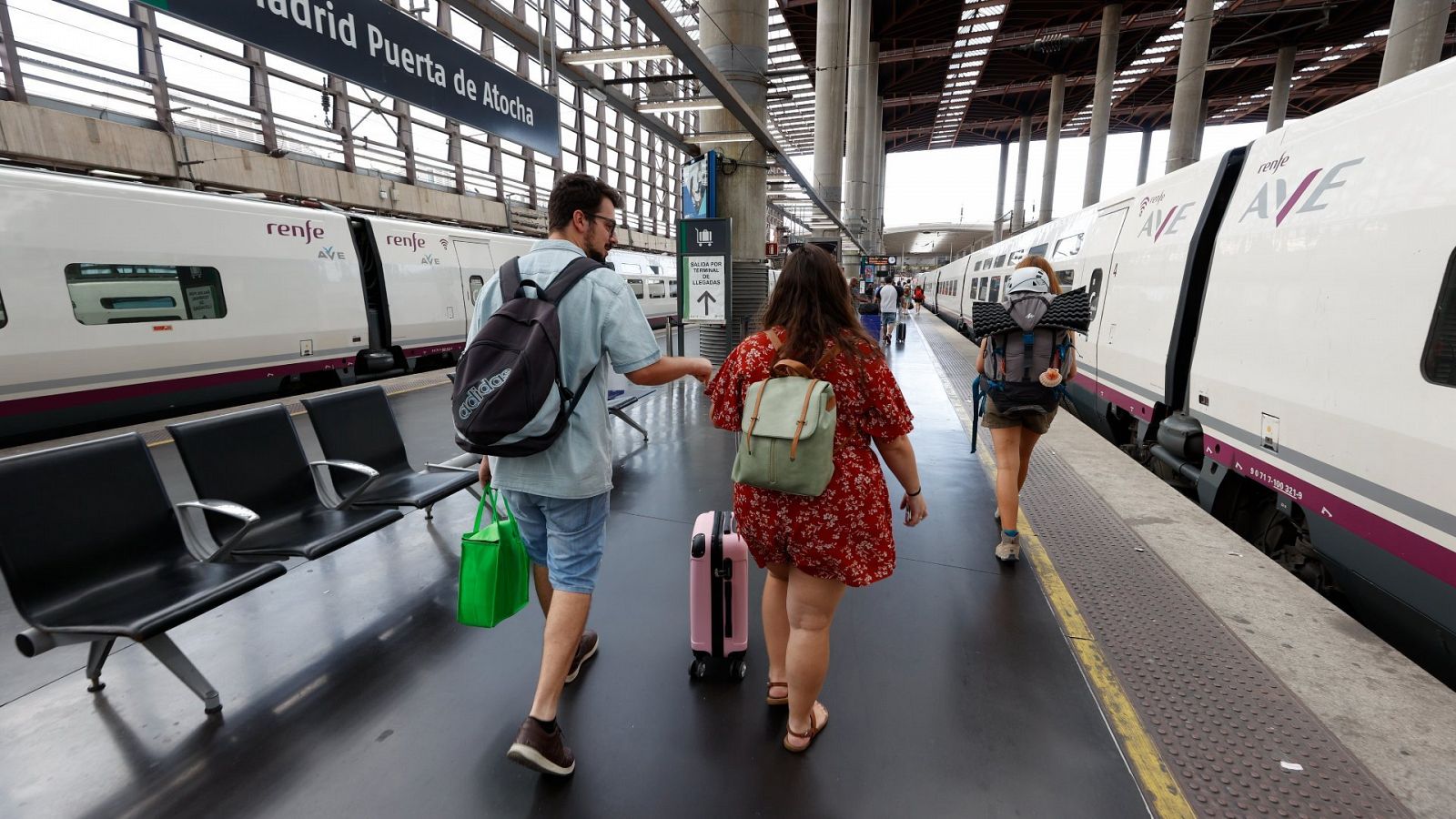 arias personas con maletas caminan por la estación de Atocha
