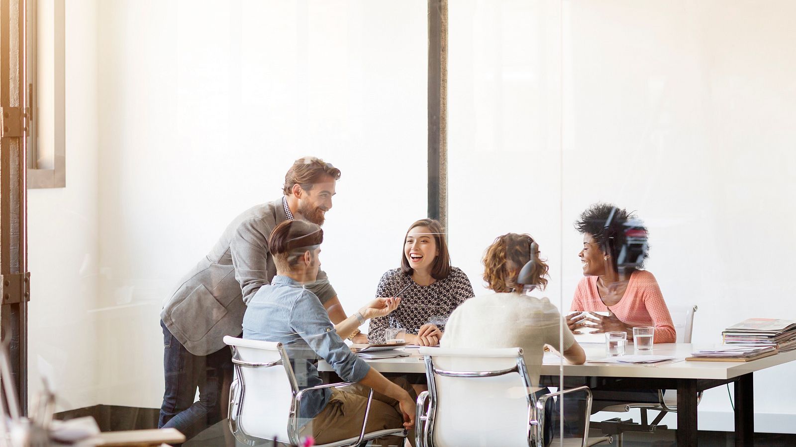 Un equipo de trabajadores en una reunión de empresa