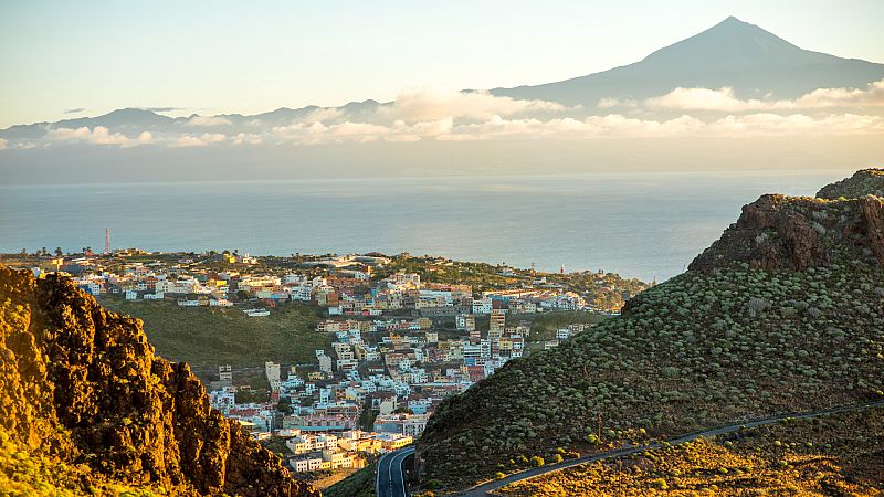 Imagen de San Sebastián de La Gomera, con la isla de Tenerife y el Teide al fondo.