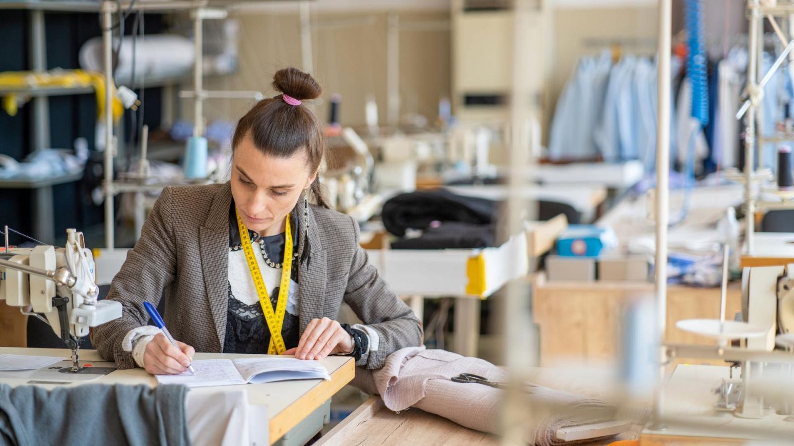 Una diseñadora toma notas en su estudio, en una imagen de archivo