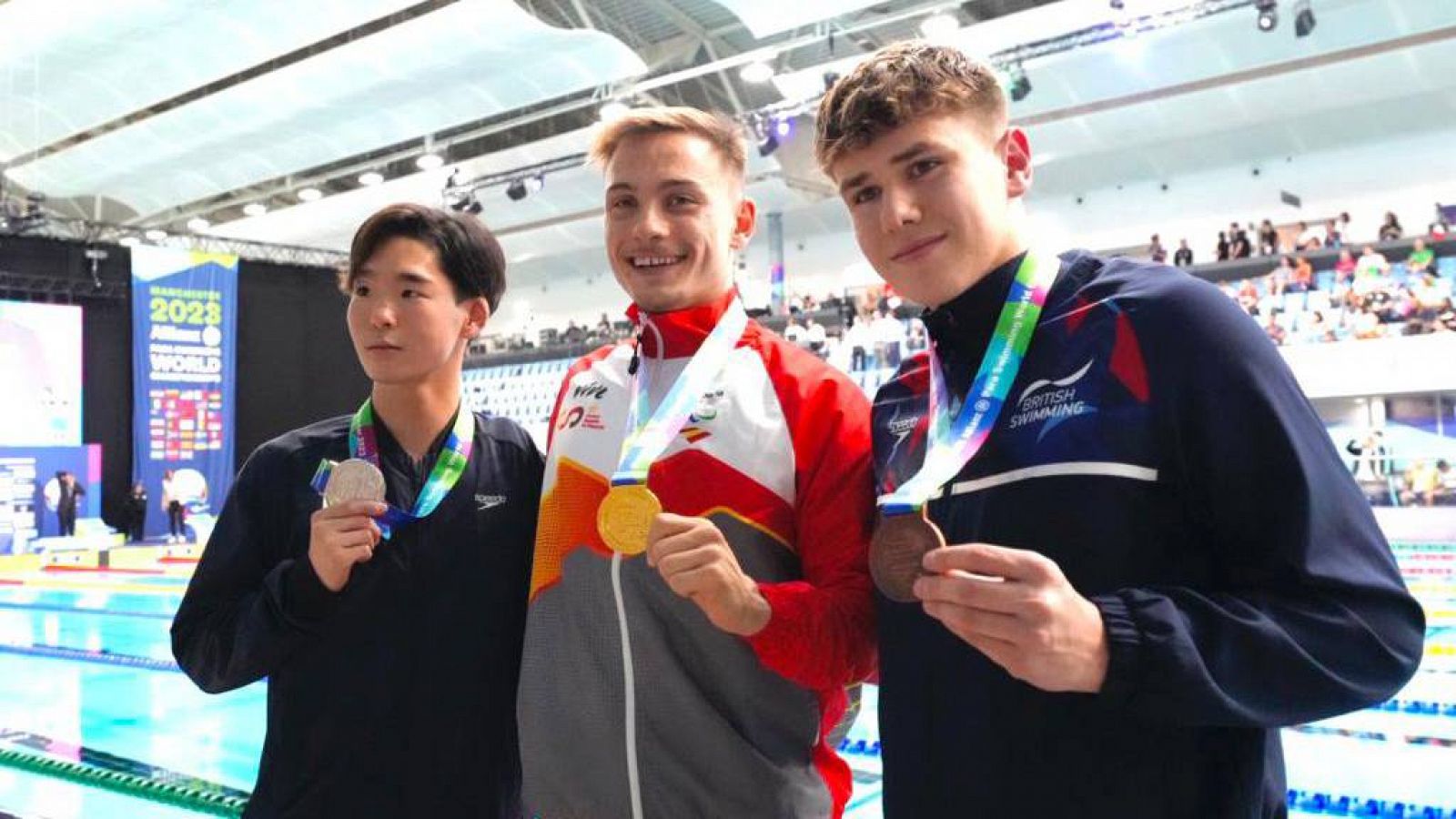 Íñigo Llopis posa con su medalla de oro en 100m espalda durante el Mundial de natación paralímpica