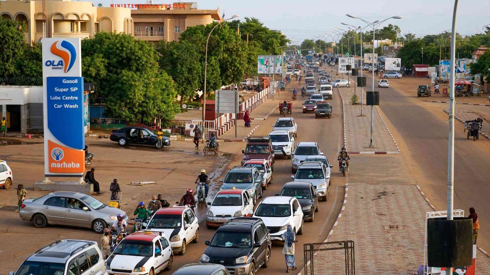 Varios coches circulan por una carretera principal de Niamey, Níger.