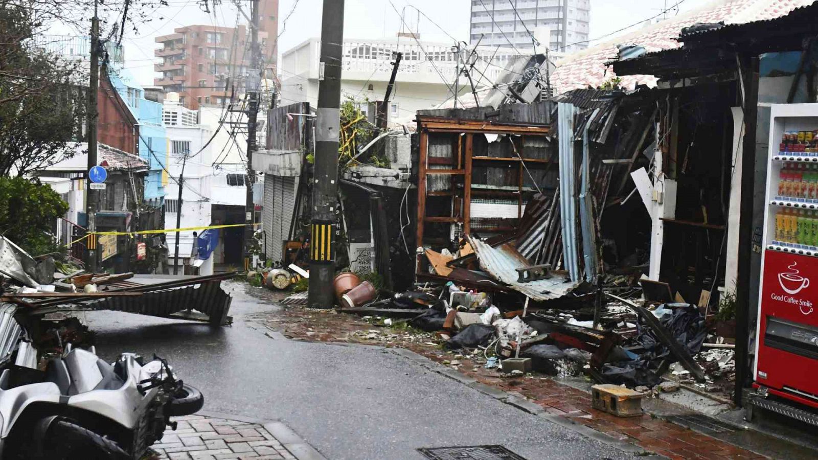 Edificios dañados en Naha, al sur de Okinawa, Japón, mientras un tifón afectaba a las islas de Okinawa.