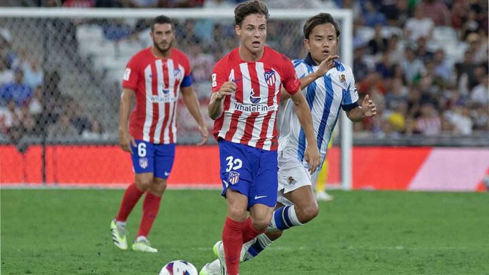 Riquelme y Kubo disputan un balón en el amistoso Atlético de Madrid - Real Sociedad.