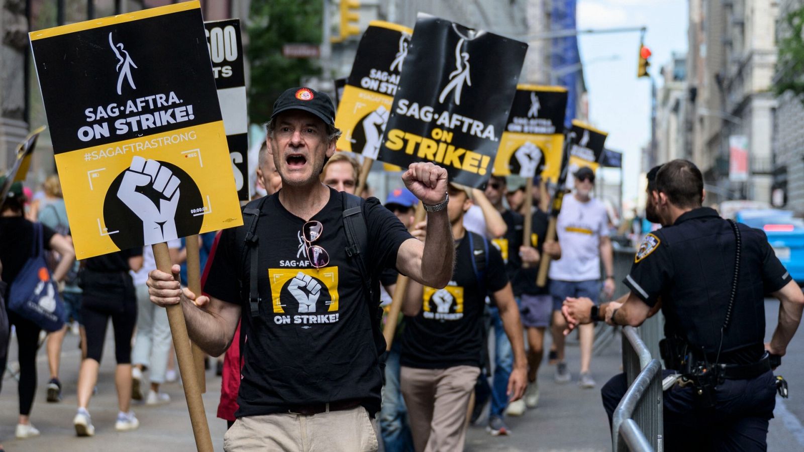 Miembros del sindicato de guionistas manifestándose en Nueva York