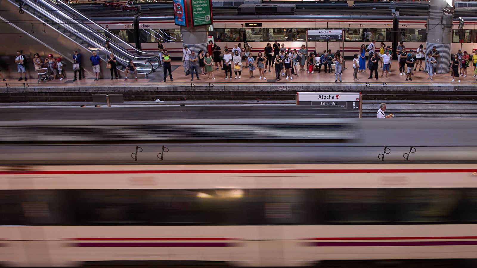 Un grupo de personas espera en uno de los andenes de la estación de Atocha-Almudena Grandes.