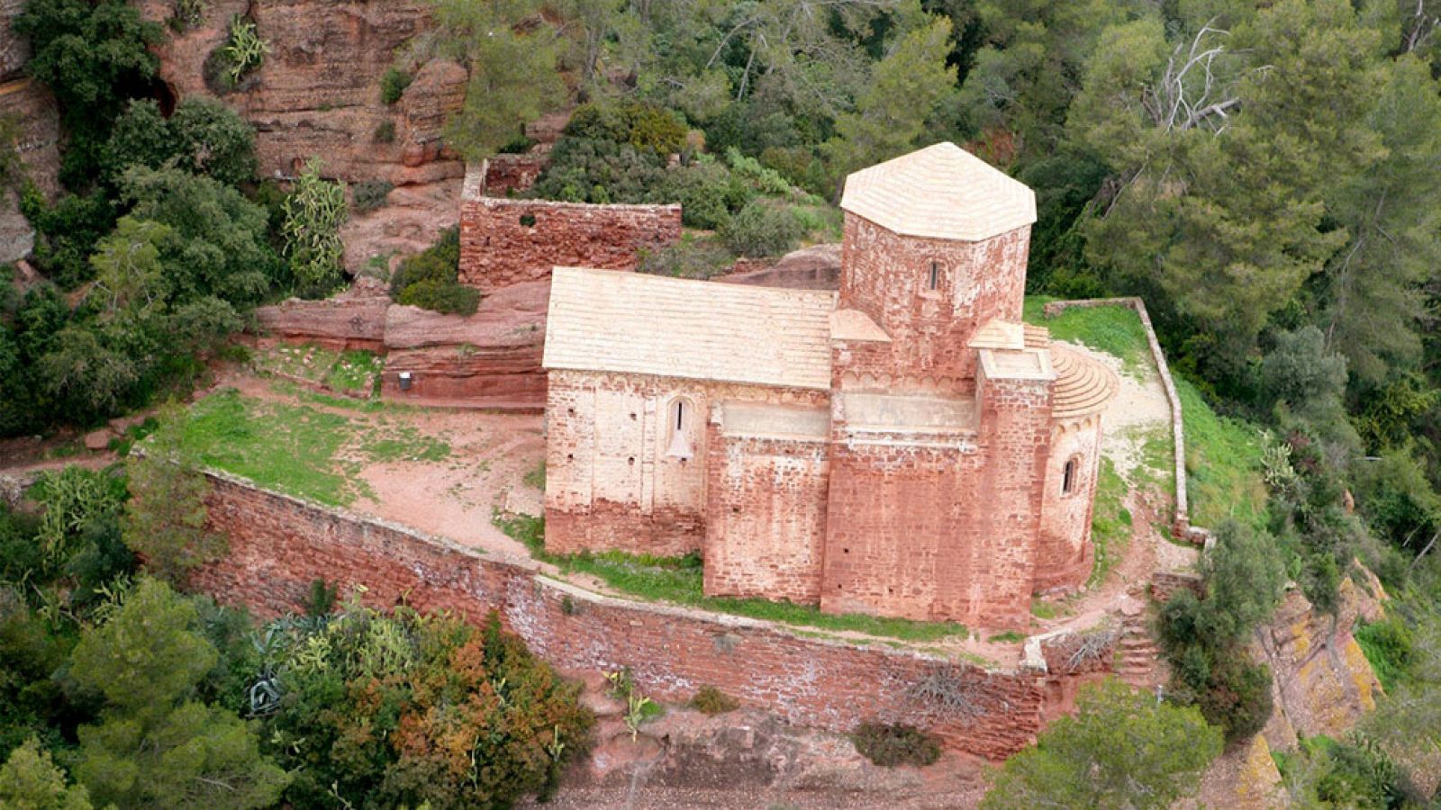 Imagen aérea de la Iglesia de Santa María de Cervelló, situada en un barranco y rodeada de naturaleza