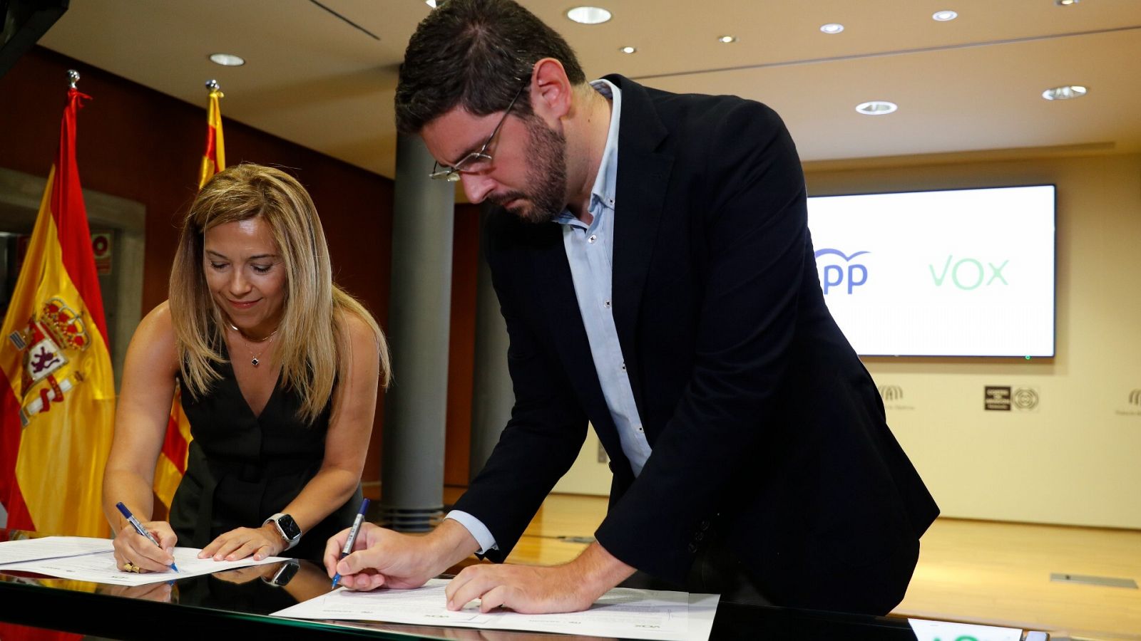 Los portavoces del PP y de Vox en el parlamento aragonés, Ana Alós y Alejandro Nolasco durante la firma este viernes del pacto de gobierno de coalición