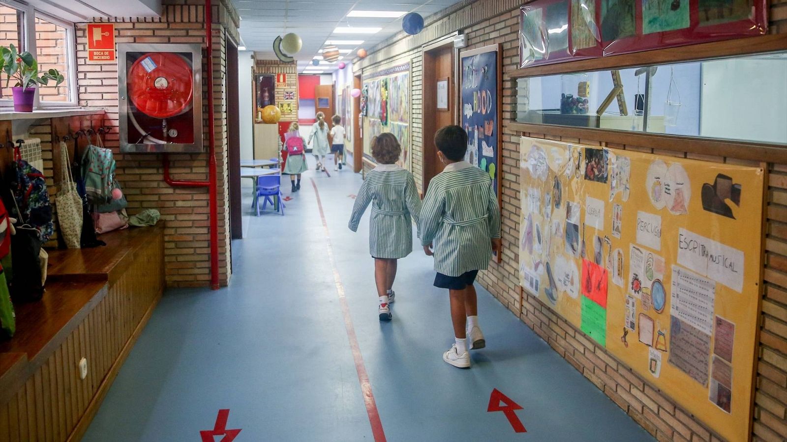Niños caminan por un colegio de Boadilla del Monte en una imagen de archivo