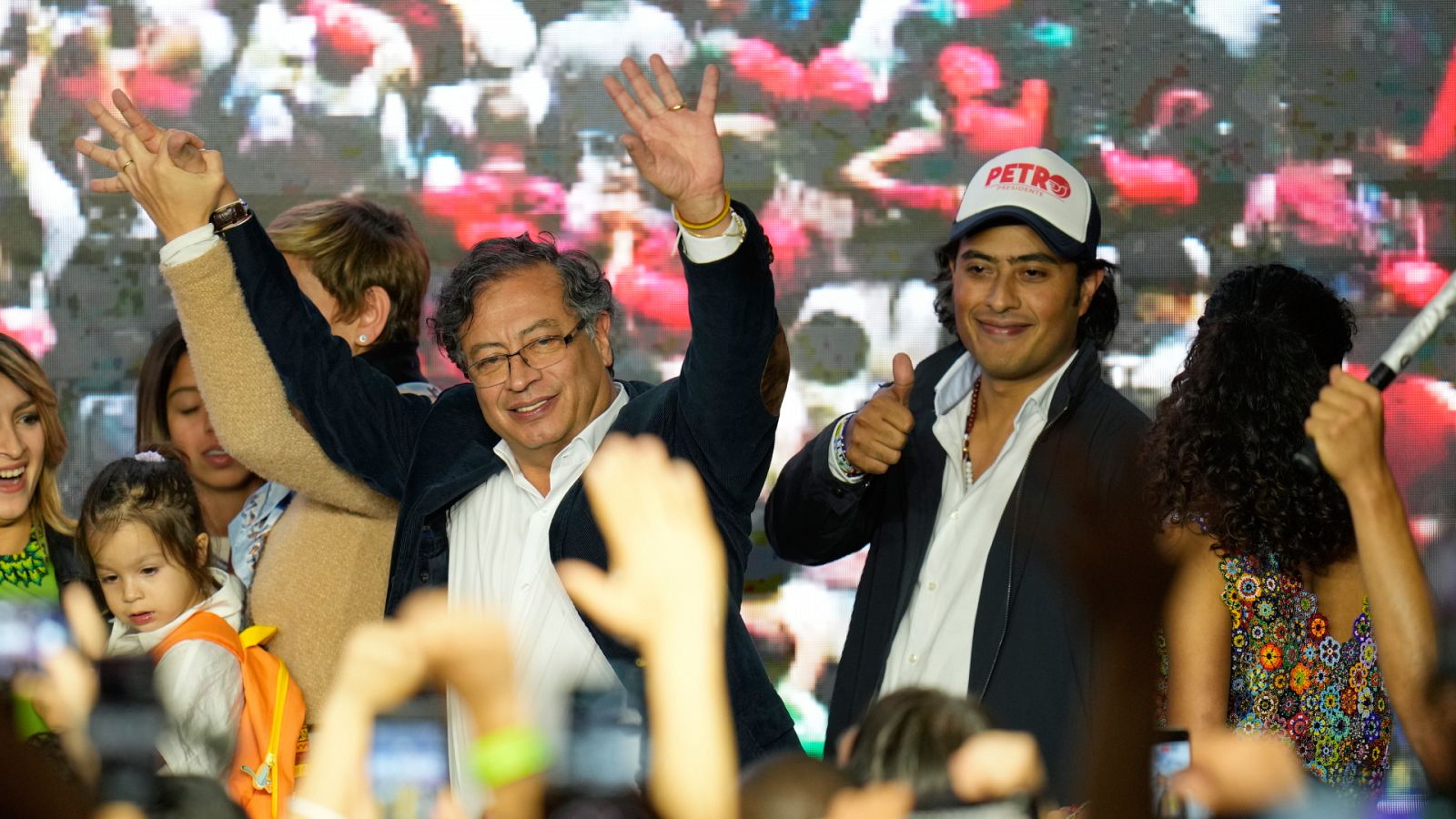 El presidente de Colombia, Gustavo Petro, junto a su hijo, Nicolás Petro Burgos