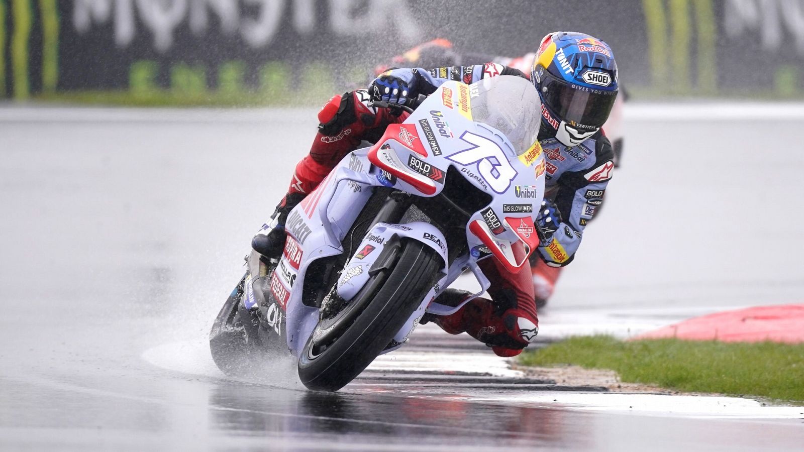 Álex Márquez brilla bajo la lluvia de Silverstone y logra su primera victoria en MotoGP