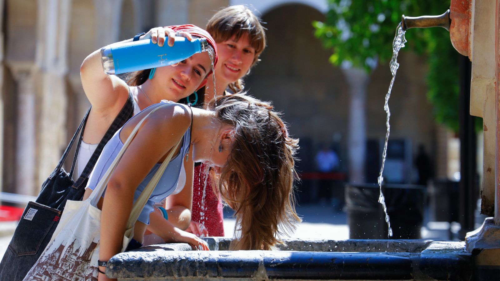 Unas turistas se refrescan en una fuente de Córdoba durante el pasado mes de julio.