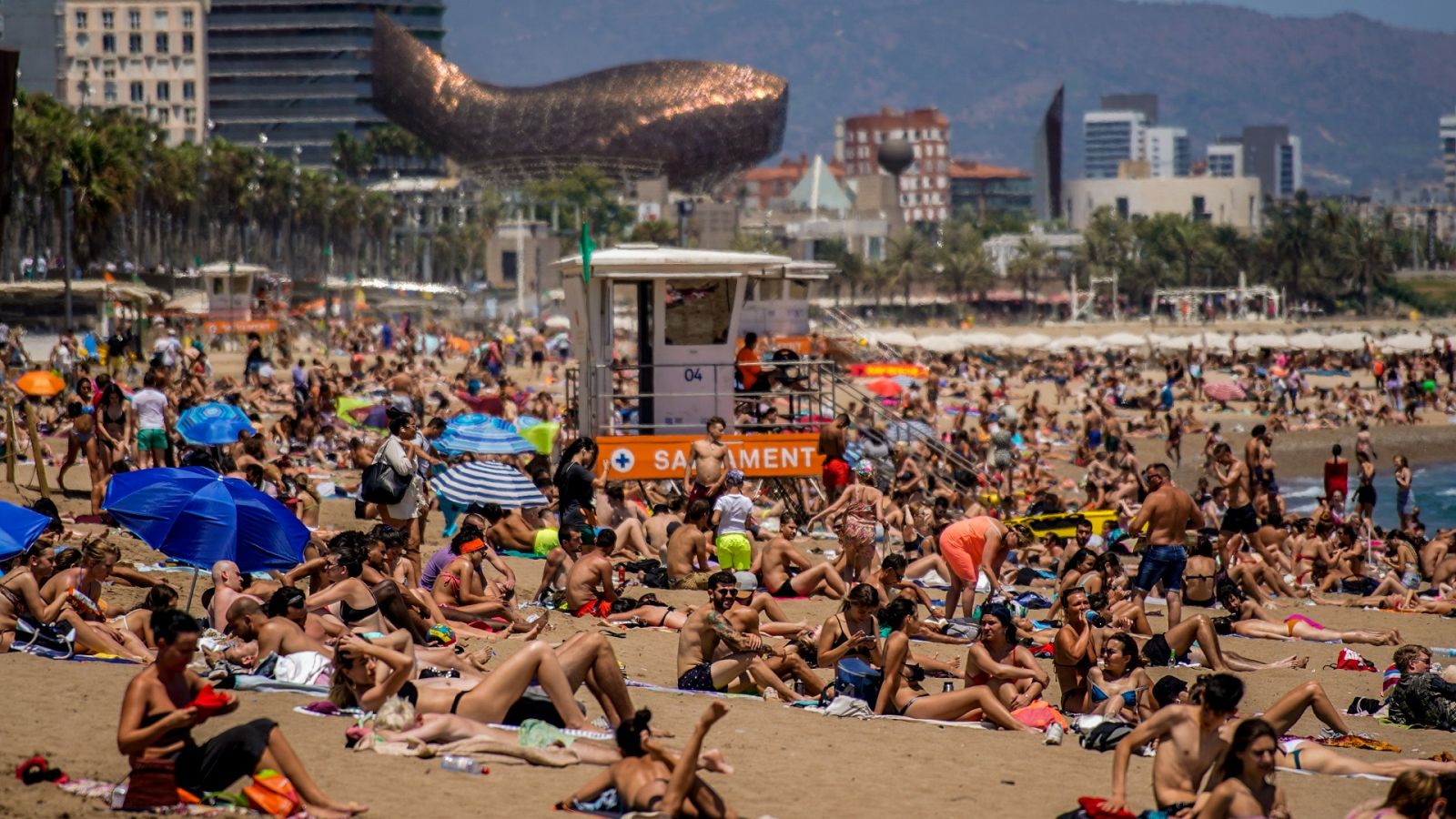 Una playa de Barcelona atestada de gente