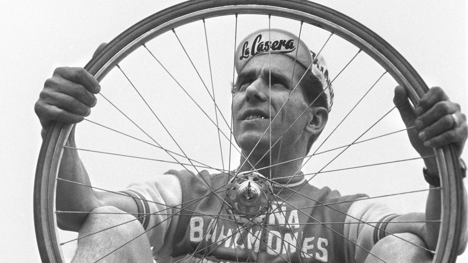 El ciclista toledano Federico Martín Bahamontes, durante una entrevista en Toledo en 1968.