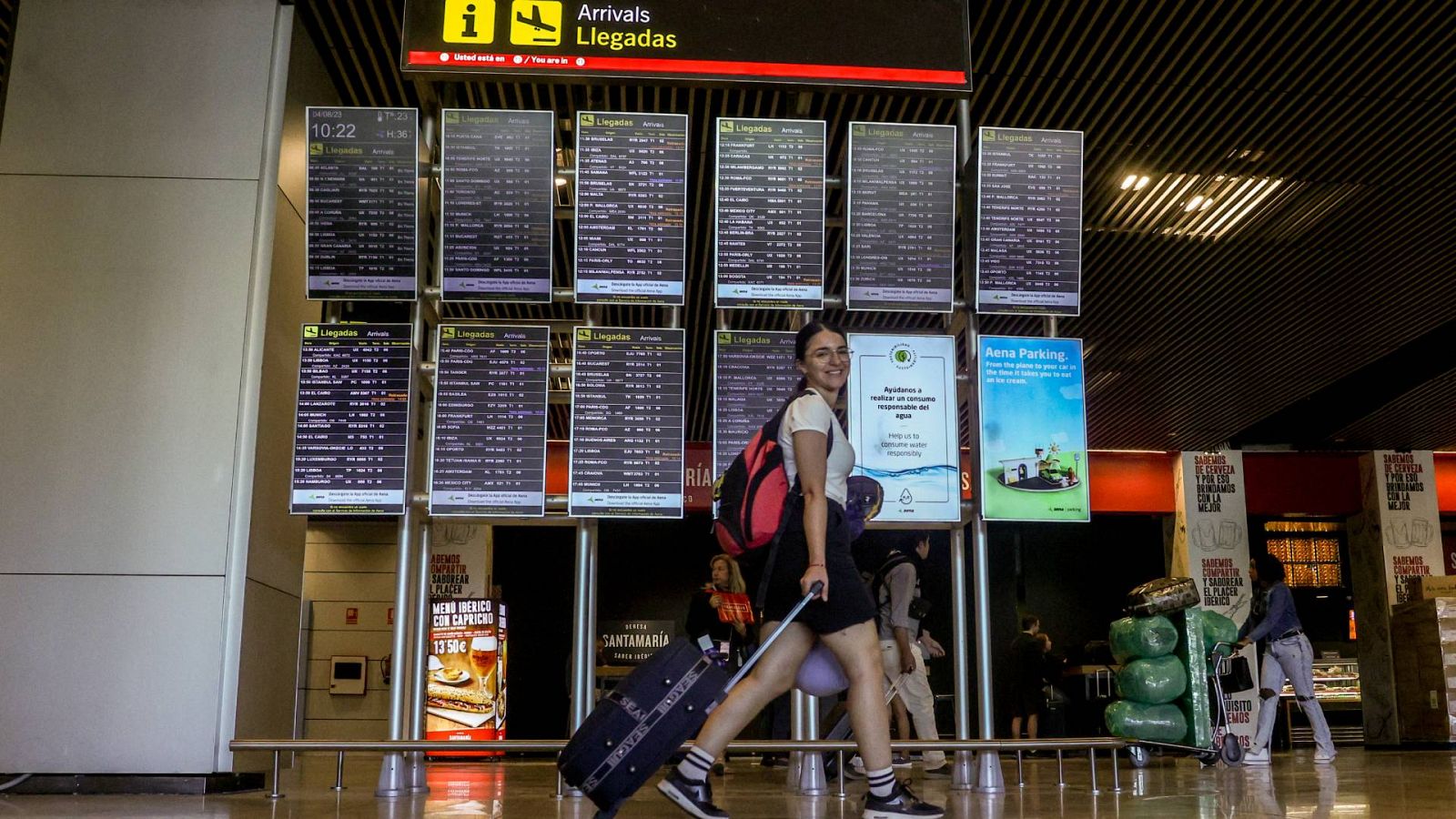 Una joven con una maleta en el aeropuerto Adolfo Suárez-Madrid Barajas este mes de agosto en Madrid