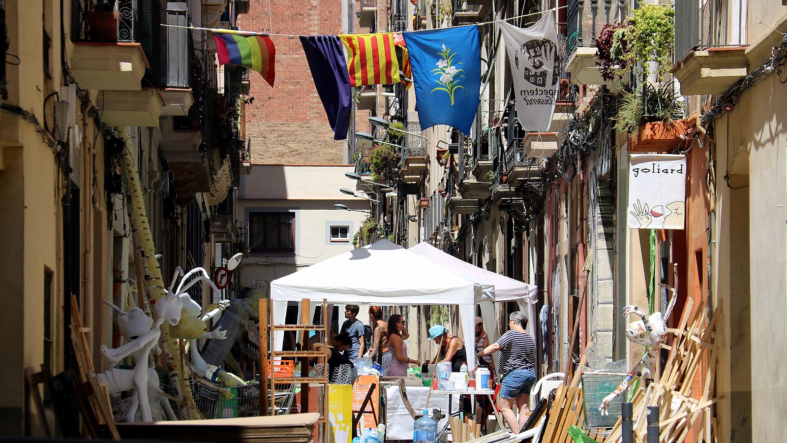 Veïnat treballant al carrer Progrès