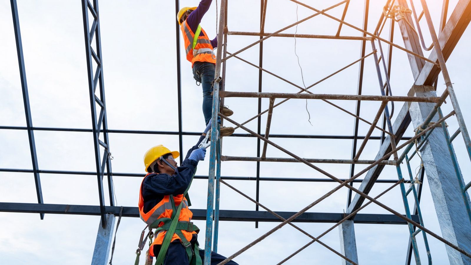 Dos trabajadores en una obra de un edificio