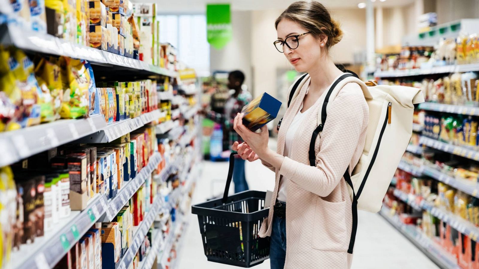 Una mujer compra en un supermercado