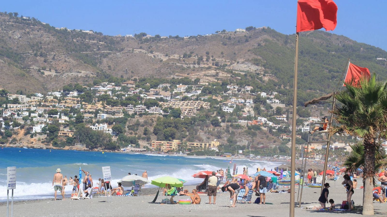 Imagen de archivo de la playa de Almuñécar (Granada) con bandera roja