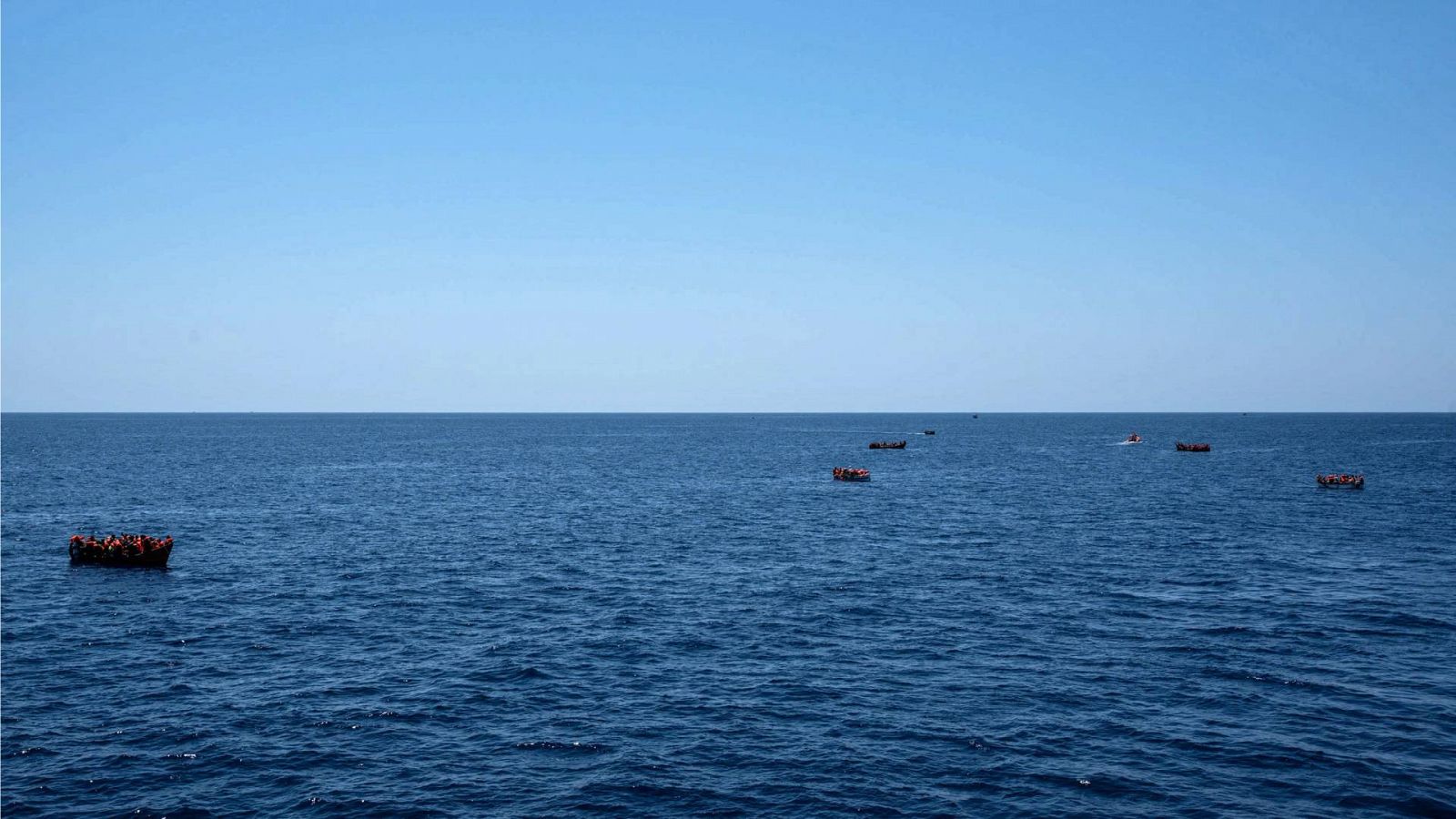 Archivo: Barcazas con migrantes ayudados por la ONG Open Arms el pasado 3 de agosto, frente a la costa de Libia. Foto: Matias CHIOFALO / AFP