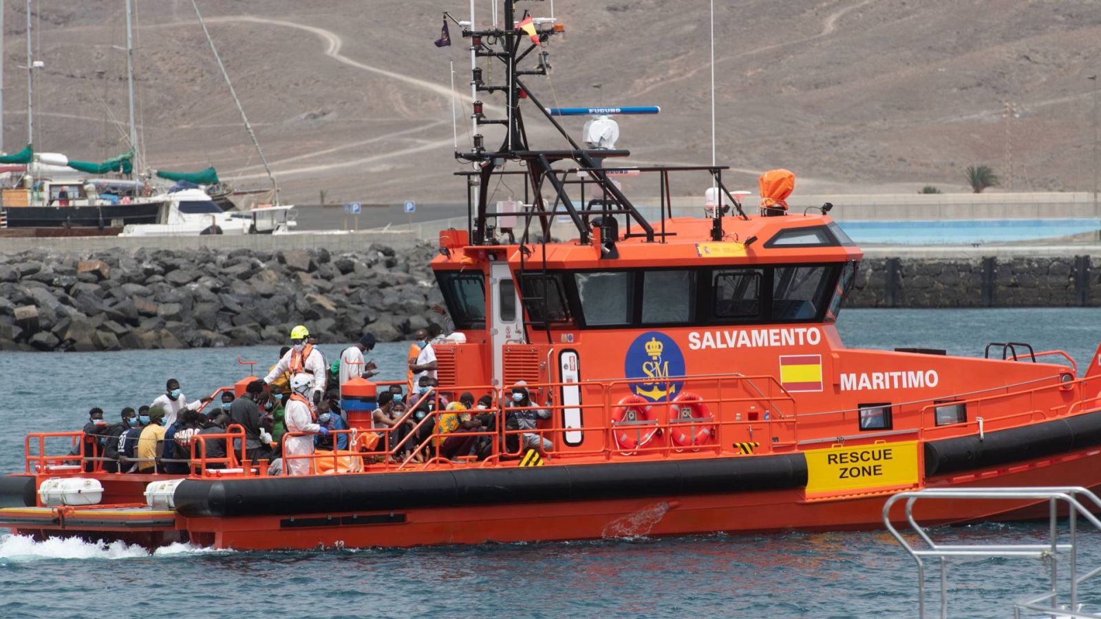 Un barco de Salvamento Marítimo en el muelle de Gran Tarajal, en Fuerteventura