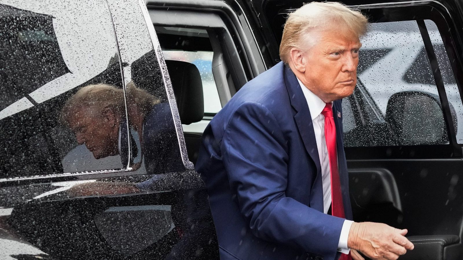 El expresidente Donald Trump sale de un coche negro